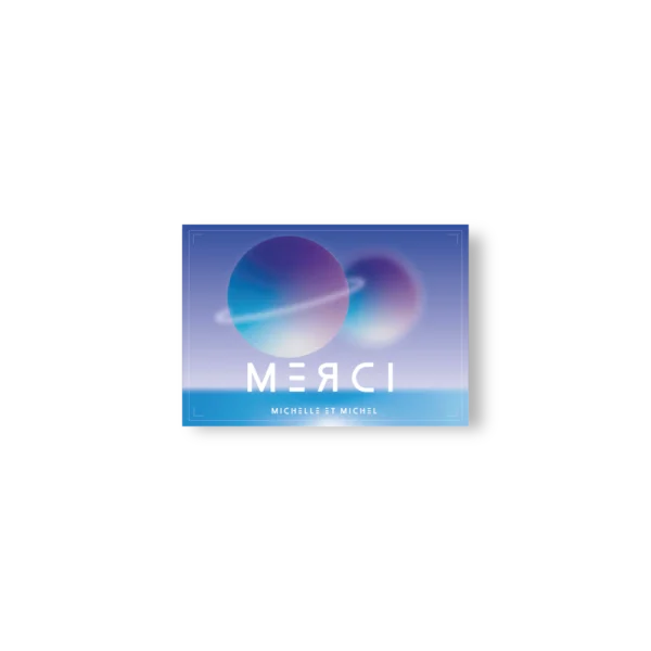 Carte de remerciement mariage bleu ciel au style futuriste, avec deux planètes en dégradé et le mot "MERCI" en typo géométrique blanche.
