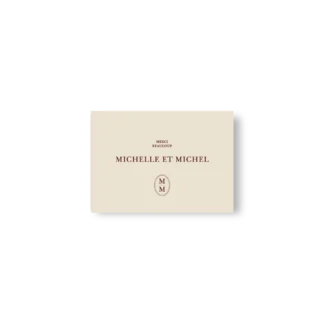 Carte de remerciement crème horizontale avec typographie chocolat et monogramme centré, ambiance douce et artisanale.