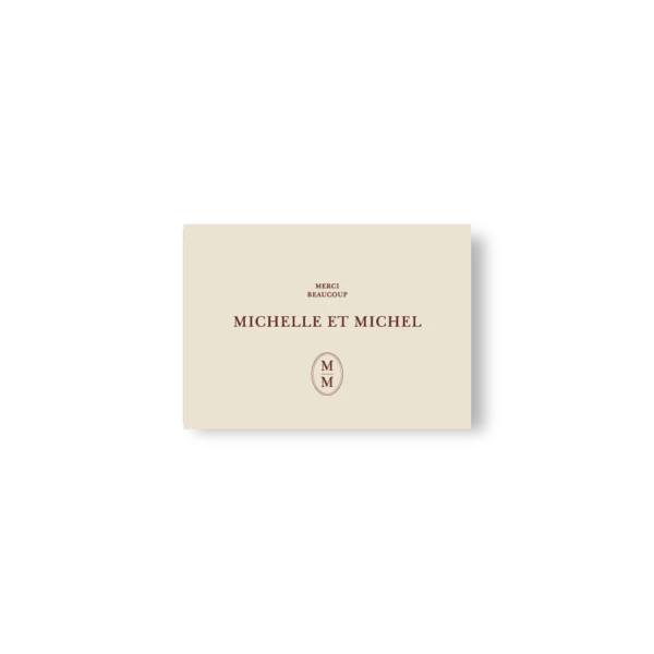 Carte de remerciement crème horizontale avec typographie chocolat et monogramme centré, ambiance douce et artisanale.