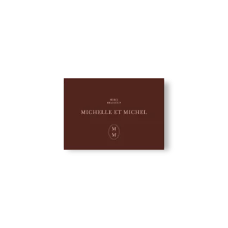 Carte de remerciement chocolat noir horizontale avec prénoms centrés et message “Merci beaucoup” en lettres ivoire.
