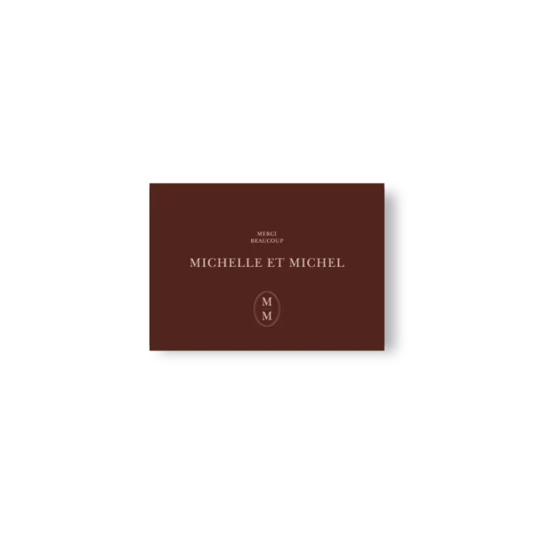 Carte de remerciement chocolat noir horizontale avec prénoms centrés et message “Merci beaucoup” en lettres ivoire.
