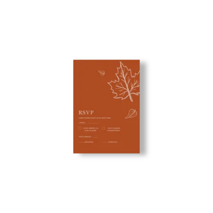 Carte RSVP verticale Ambre Doux avec feuilles automnales. Une réponse claire et élégante pour accompagner votre faire-part.