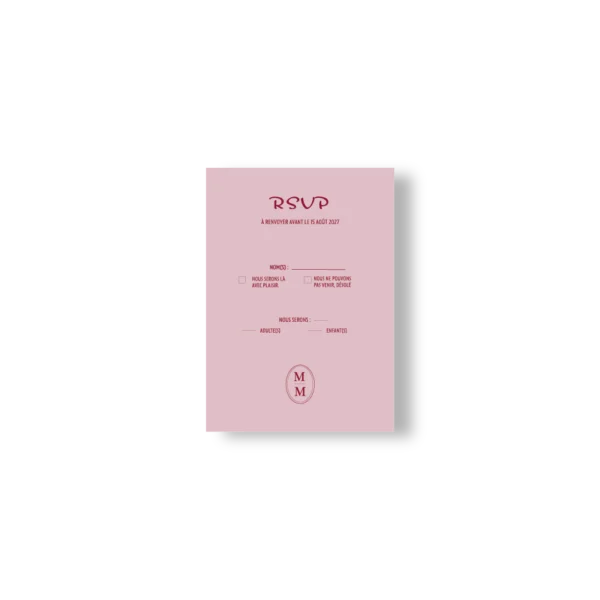 Carte RSVP mariage rose poudré, texte rouge bordeaux. Mise en page claire et romantique.