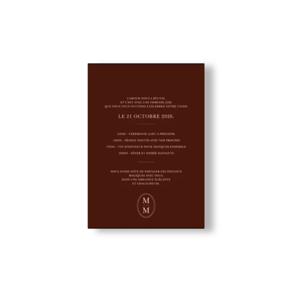 Faire-part chocolat noir avec programme du mariage centré, typographie ivoire et monogramme discret en bas.