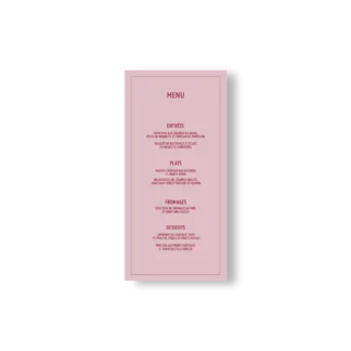 Menu de mariage vertical rose poudré avec texte rouge bordeaux. Design clair et romantique.
