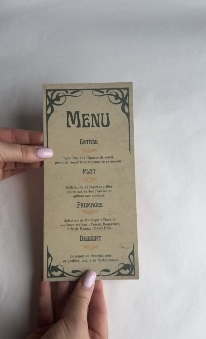 Menu Métro – Colorimétrie : Jaune doré / Texte : Fert forêt / Inspiration : Belle Époque, Métro Parisien, art Nouveau