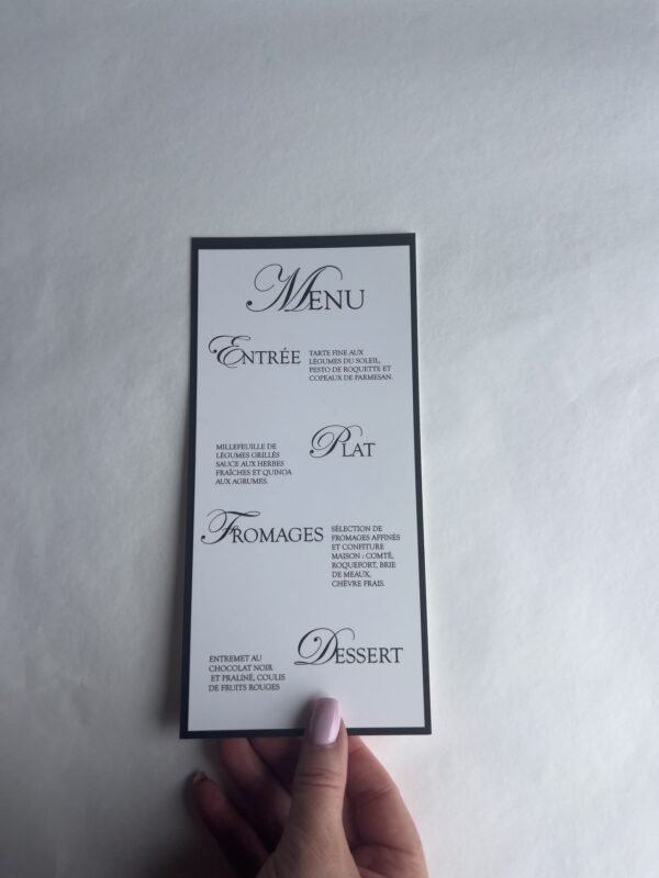 Menu de mariage noir et blanc en lettre calligraphiés très mariage chic