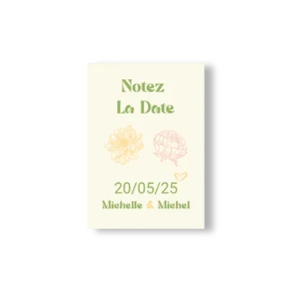 Carte “Notez la Date” verticale avec fleurs jaune et rose, typographie ronde et date centrée en vert, ambiance douce et champêtre.