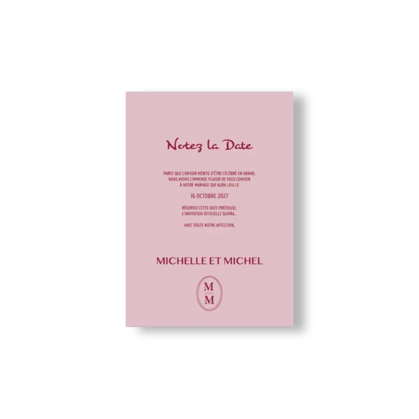 Carte Notez la Date rose poudré avec prénoms et date en rouge bordeaux centrés. Design minimaliste et romantique