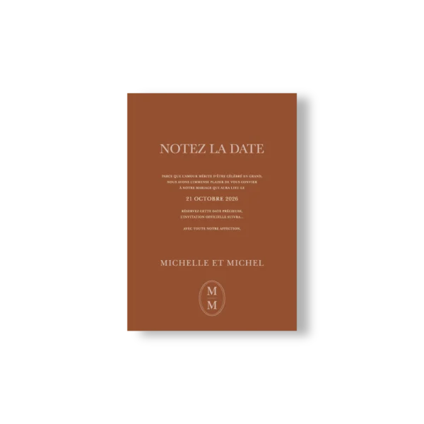 Carte Notez la Date mariage chocolat lait avec texte crème, prénoms, date et monogramme. Élégante, douce et cohérente.
