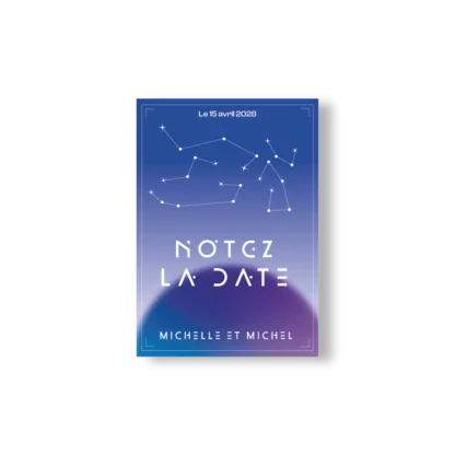 Carte Notez la Date mariage avec constellations et message futuriste sur fond bleu ciel dégradé, planète en bas et noms du couple en typo blanche.