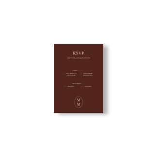 Carte RSVP chocolat noir avec texte ivoire rosé, cases à cocher et monogramme M M en bas de page.