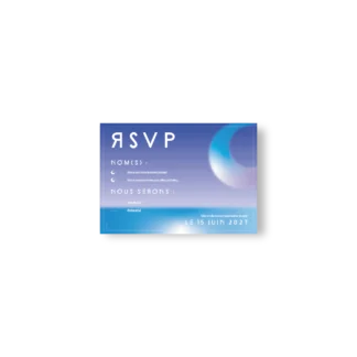 Carte RSVP de mariage bleu ciel avec un croissant planétaire, zones à remplir pour les noms et nombre d’invités, en typo futuriste blanche.