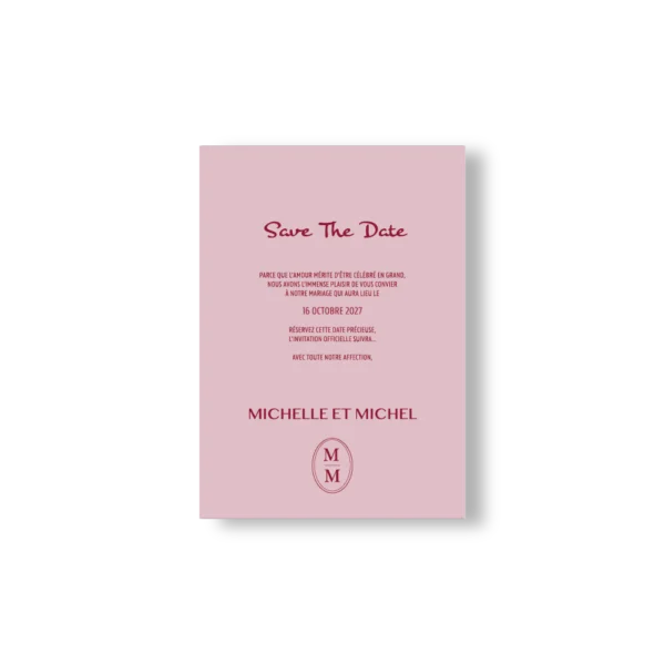 Carte Save the Date rose poudré avec prénoms et date centrés en rouge bordeaux. Design minimaliste et équilibré.