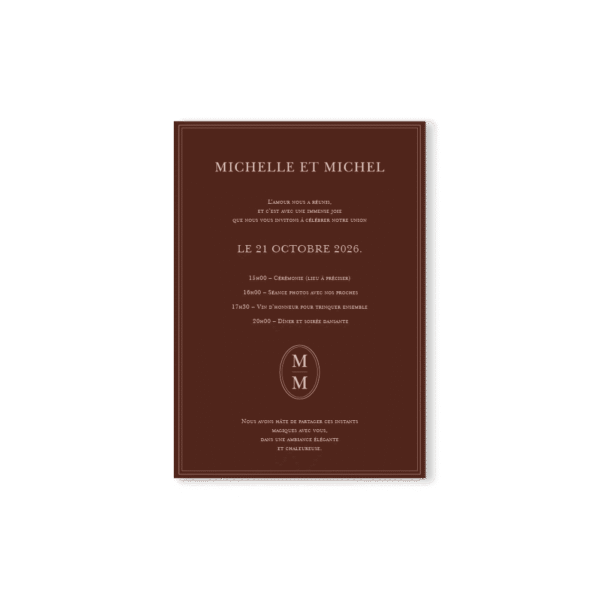 Faire-part chocolat noir recto avec programme du mariage, typographie ivoire rosé et monogramme central.