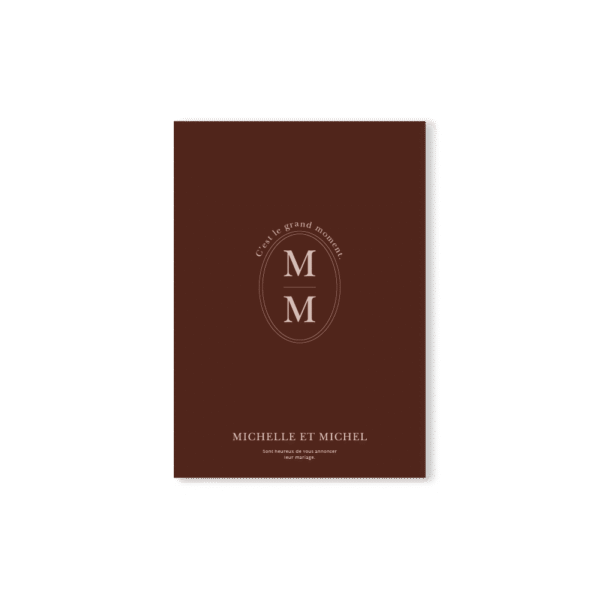 Faire-part chocolat noir recto avec programme du mariage, typographie ivoire rosé et monogramme central.