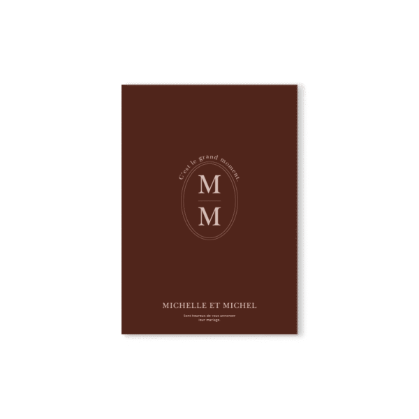 Faire-part chocolat noir recto avec programme du mariage, typographie ivoire rosé et monogramme central.