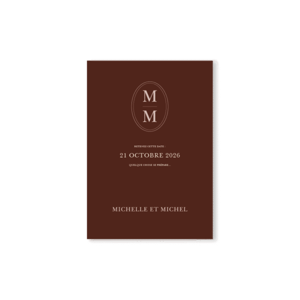 Carte Save the Date chocolat noir avec date centrée, monogramme chic et typographie ivoire rosé dans un design minimaliste.
