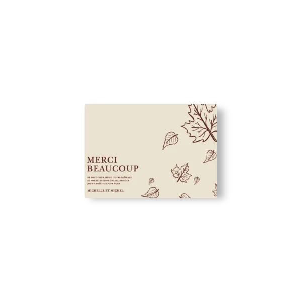 Carte de remerciement beige avec illustrations de feuilles marron et message “Merci Beaucoup” en typographie élégante, ambiance automnale.