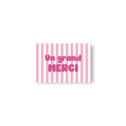 Carte de remerciement rose à rayures avec message “Un grand MERCI” en lettres rondes.