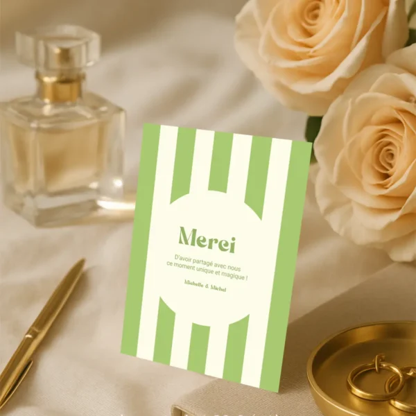 Carte de remerciement de mariage rayée verte et crème, avec typographie douce et message chaleureux, issue de la Collection Printemps.