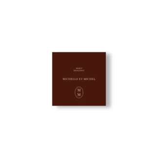 Carte de remerciement carrée chocolat noir avec prénoms et “Merci beaucoup” en haut, monogramme en bas.