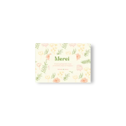 Carte de remerciement de mariage au format A6, fond crème parsemé de fleurs dessinées en vert, jaune et rose, avec typographie “Merci” végétale.