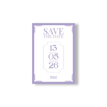 Carte Save the Date lilas et blanche au design épuré, avec date centrée et prénoms en bas, encadrée de motifs graphiques doux.