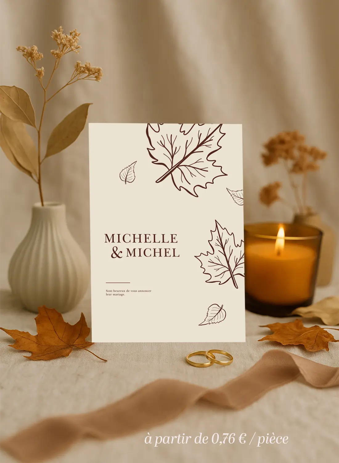 Faire-part de mariage fond beige avec prénoms et feuillages chocolat illustrés, ambiance automnale élégante.