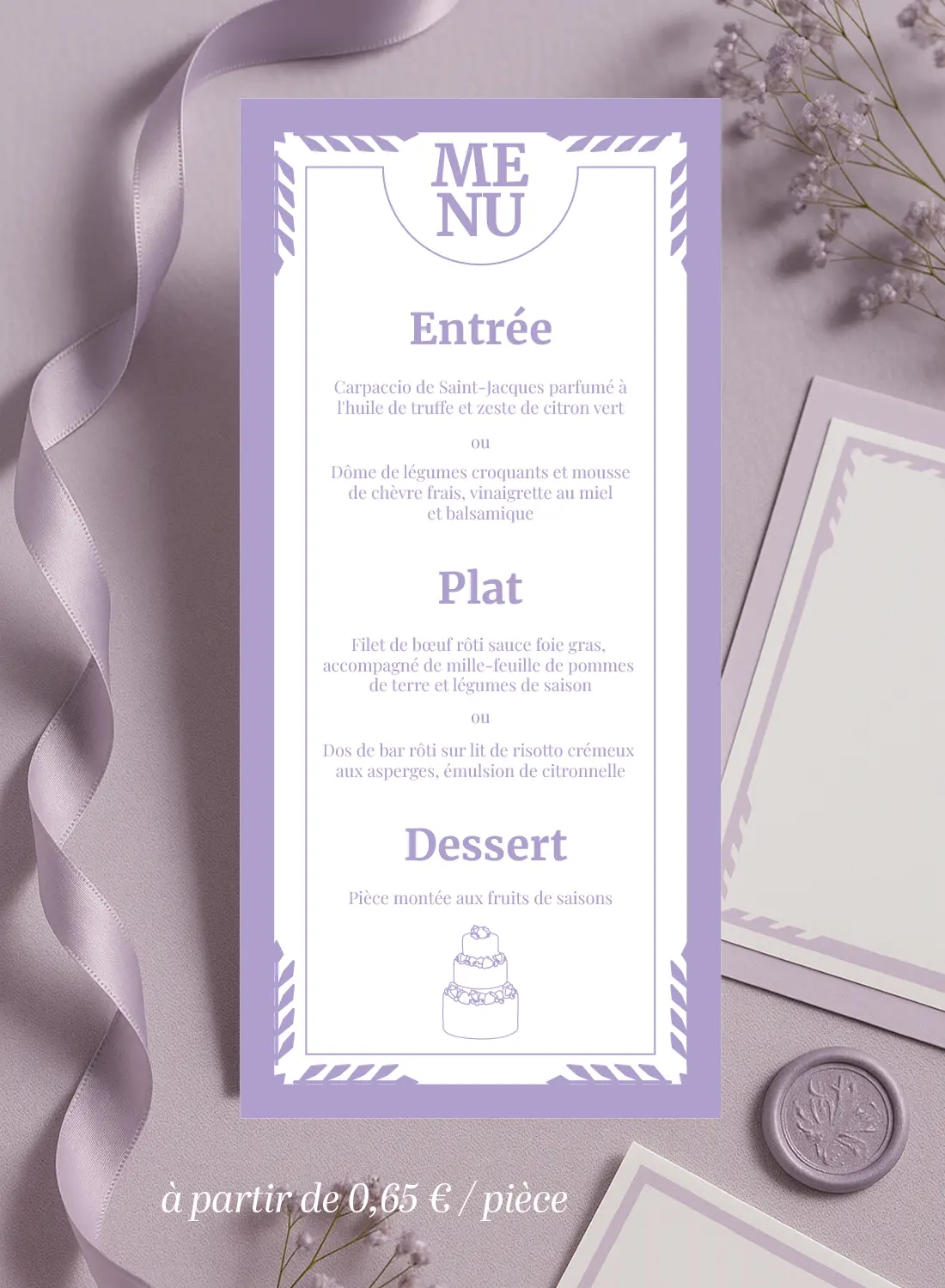 Menu de mariage lilas et blanc au format vertical, avec encadrement graphique, texte centré et illustration de pièce montée en bas.