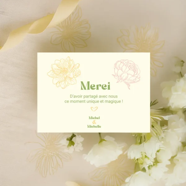 Carte de remerciement de mariage au format paysage, avec deux fleurs dessinées (jaune et rose) et message “Merci” centré en vert, ambiance champêtre douce.