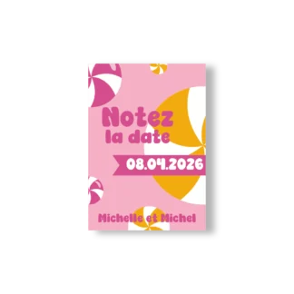 Carte “Notez la date” rose avec sucettes orange et fuchsia, date sur ruban central – Collection Bonbon.