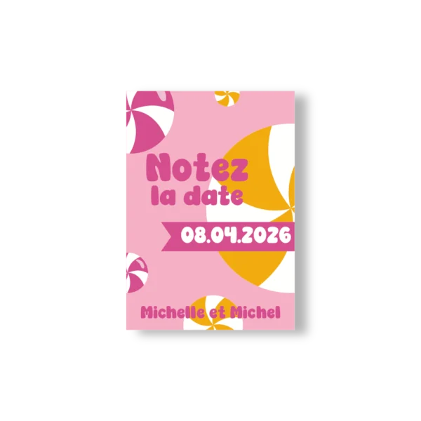 Carte “Notez la date” rose avec sucettes orange et fuchsia, date sur ruban central – Collection Bonbon.