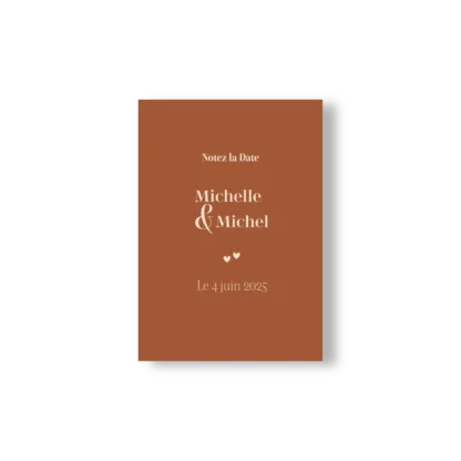 Notez la Date de mariage minimaliste, fond chocolat avec typographie ivoire, les prénoms, deux petits cœurs et la date.