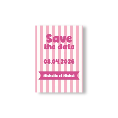 Save the Date rose à rayures avec date au centre et prénoms sur un ruban fuchsia, style rétro et sucré.