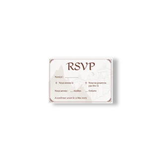 Carte RSVP mariage style médiéval avec cases à cocher, fond château et montagnes, typographie fantasy et coins décorés.