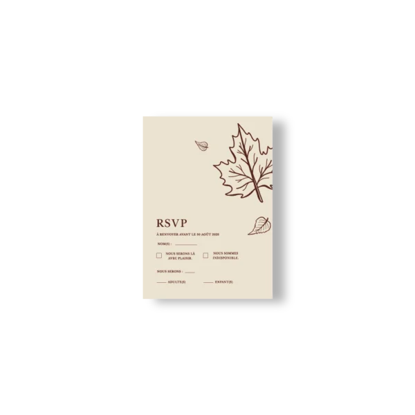 Carte RSVP de mariage beige avec illustrations de feuilles automnales chocolat et cases à cocher pour réponse, style naturel et élégant.