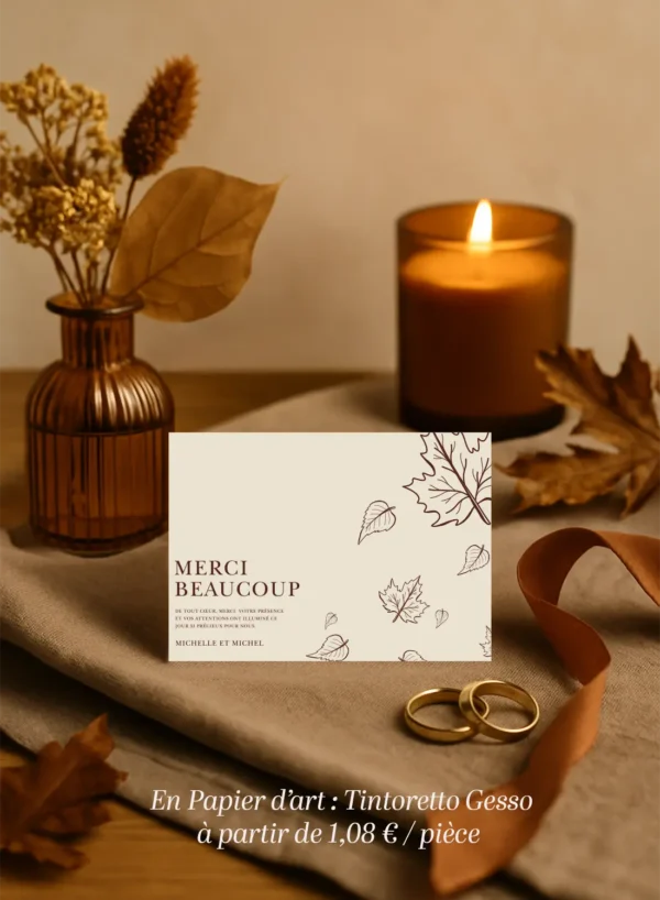 Carte de remerciement beige avec illustrations de feuilles marron et message “Merci Beaucoup” en typographie élégante, ambiance automnale.