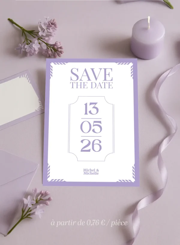 Carte Save the Date lilas et blanche au design épuré, avec date centrée et prénoms en bas, encadrée de motifs graphiques doux.