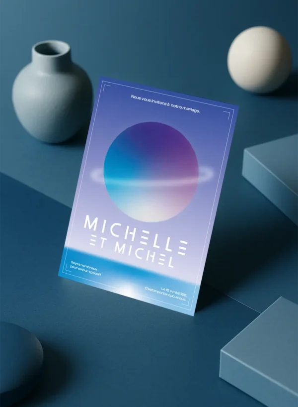 Faire-part mariage bleu ciel avec une grande planète dégradée et le message "Nous vous invitons à notre mariage", noms en typo géométrique blanche.