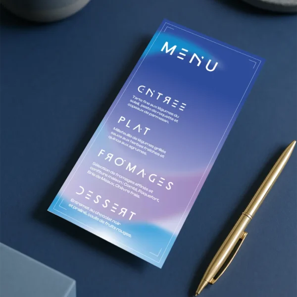 Menu de mariage vertical bleu ciel avec typographie futuriste blanche, fond dégradé spatial et sections repas bien hiérarchisées.