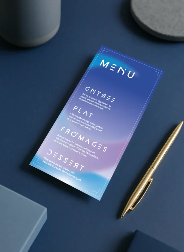 Menu de mariage vertical bleu ciel avec typographie futuriste blanche, fond dégradé spatial et sections repas bien hiérarchisées.