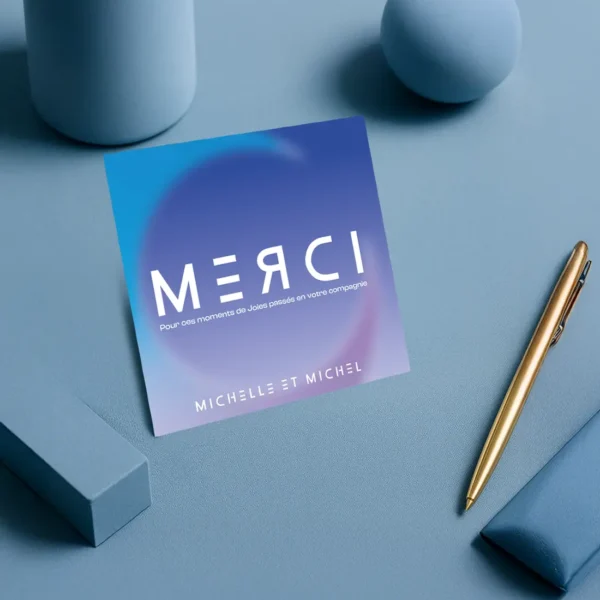 Carte de remerciement carrée bleu ciel avec un croissant planétaire et le mot "MERCI" en typo futuriste blanche. Message : "Pour ces moments de joies passés..."