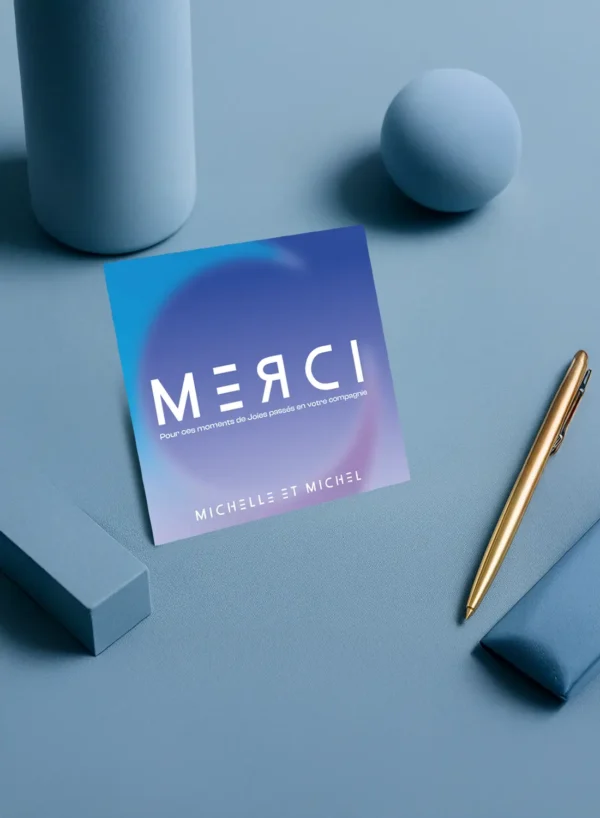 Carte de remerciement carrée bleu ciel avec un croissant planétaire et le mot "MERCI" en typo futuriste blanche. Message : "Pour ces moments de joies passés..."
