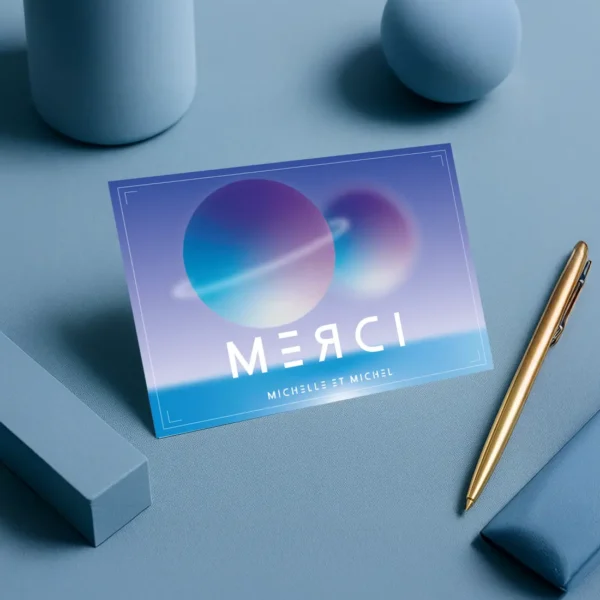 Carte de remerciement mariage bleu ciel au style futuriste, avec deux planètes en dégradé et le mot "MERCI" en typo géométrique blanche.