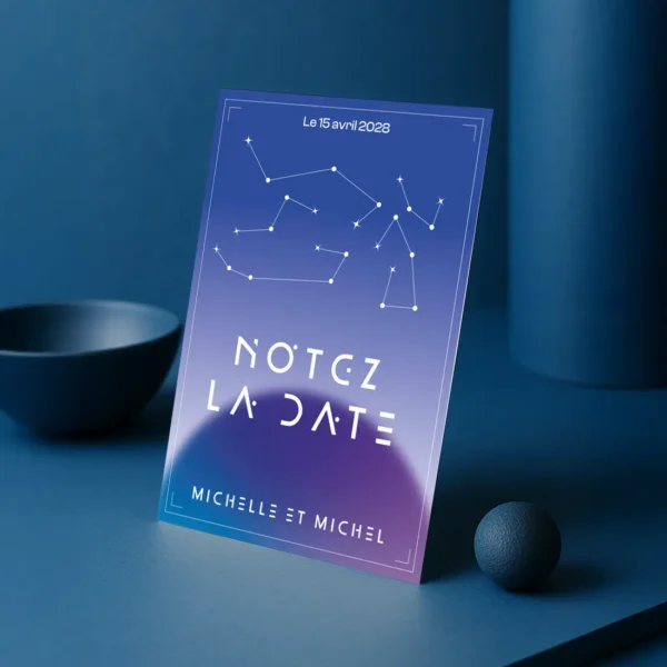 Carte Notez la Date mariage avec constellations et message futuriste sur fond bleu ciel dégradé, planète en bas et noms du couple en typo blanche.