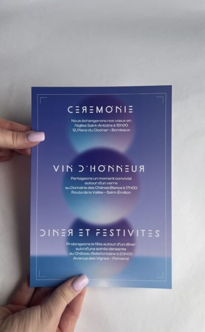 Verso du faire-part mariage avec trois sphères planétaires dégradées et les détails de la cérémonie, vin d’honneur et dîner, en typo futuriste blanche.