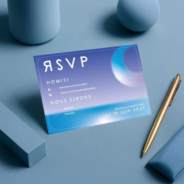 Carte RSVP de mariage bleu ciel avec un croissant planétaire, zones à remplir pour les noms et nombre d’invités, en typo futuriste blanche.