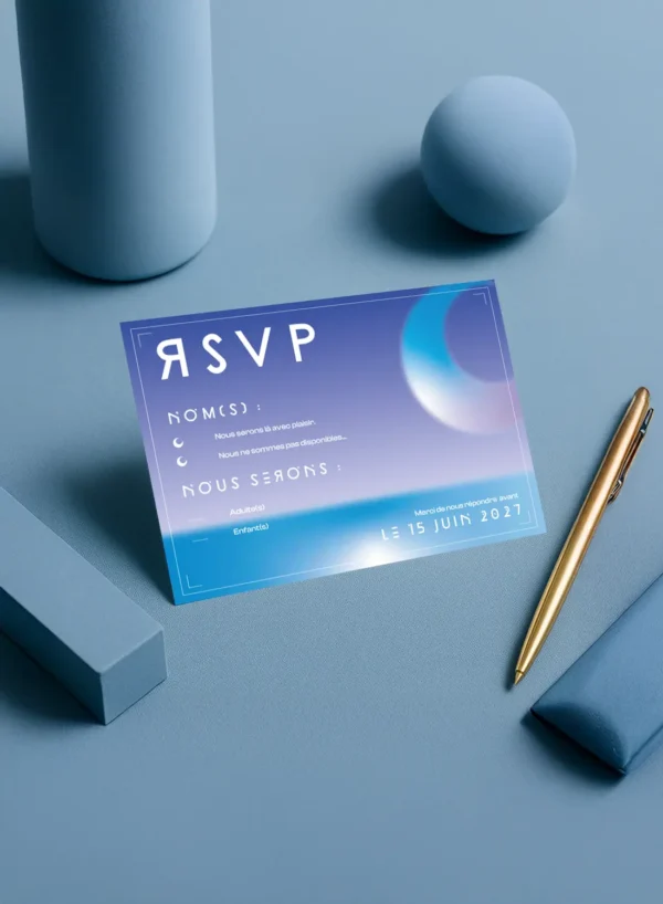 Carte RSVP de mariage bleu ciel avec un croissant planétaire, zones à remplir pour les noms et nombre d’invités, en typo futuriste blanche.