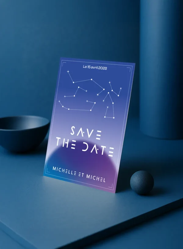Carte Save the Date mariage bleu ciel avec constellations et le message “Notez la date” en typographie futuriste blanche sur fond spatial.